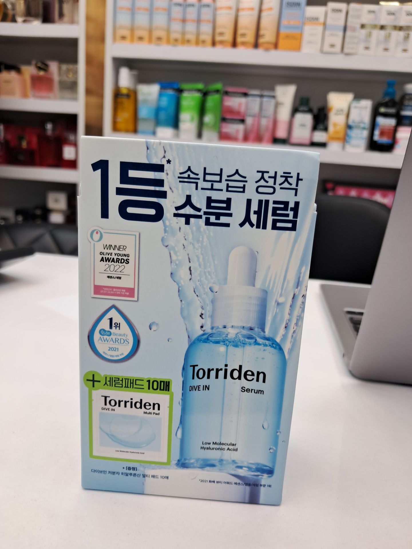 محصول: سرم هیالورونیک اسید دیو-این (DIVE-IN Low Molecular Hyaluronic Acid Serum) به همراه: ۱۰ عدد پد سرم (Multi Pad) به عنوان هدیه در بستهبندی