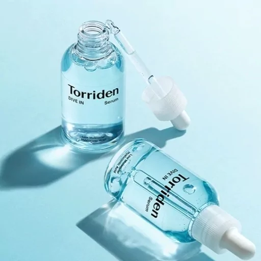 محصول: سرم هیالورونیک اسید دیو-این (DIVE-IN Low Molecular Hyaluronic Acid Serum) به همراه: ۱۰ عدد پد سرم (Multi Pad) به عنوان هدیه در بستهبندی