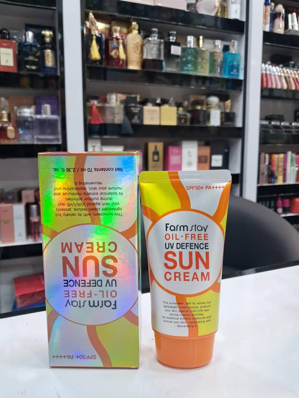 کرم ضد آفتاب فارم استی مدل Oil-Free UV Defence با SPF50 زنانه و مردانه بی رنگ حجم 70 میلی لیتر 