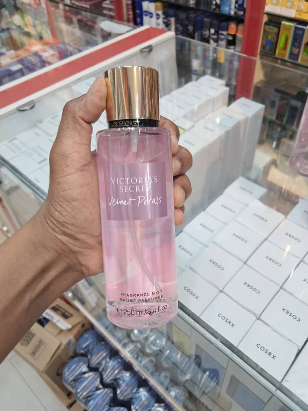 بادی اسپلش زنانه ویکتوریا سکرت مدل ولوت پتالز (Victoria's Secret Velvet Petals) – حجم ۲۵۰ میلیلیتر