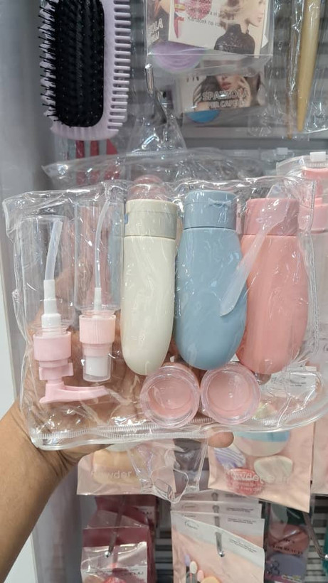 ست ظروف و بطریهای مسافرتی پاستلی چندکاره همراه با کیف شفاف زیپدار (Travel Bottles Set