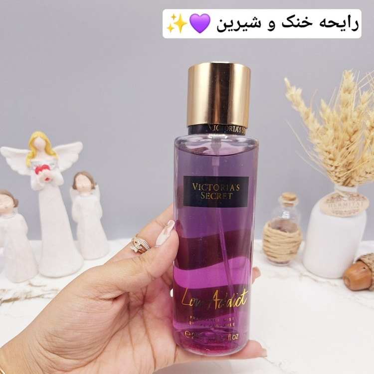 بادی اسپلش زنانه ویکتوریا سکرت مدل لاو ادیکت (Love Addict) با رایحه خنک، شیرین و گلی-میوهای 